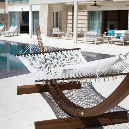 Incredibly Luxurious With Panoramic Pool * קאבטאט