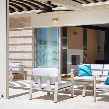 Feriehus Incredibly Luxurious With Panoramic Pool Cavtat